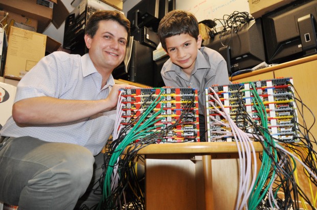Simon Cox und sein Sohn James haben an der Universität von Southampton einen Superrechner aus 64 Raspberry Pi zusammengebaut. (Bild: Simon Cox)